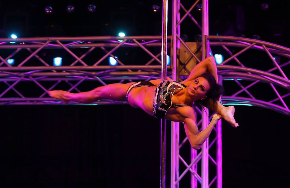Limassol, Cipro. E&#39; un fascio di muscoli il corpo della pole dancer spagnola Lunatica Vane: all&#39;evento, denominato Art Polo 2014, hanno preso parte 27 ballerine (Afp)